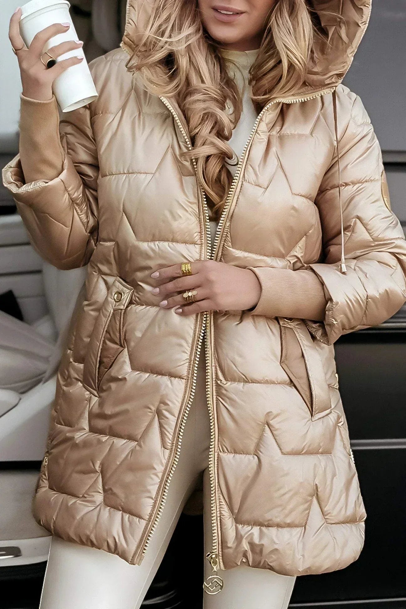 Damen Pufferjacke in Beige mit Kapuze und wattiertem Design