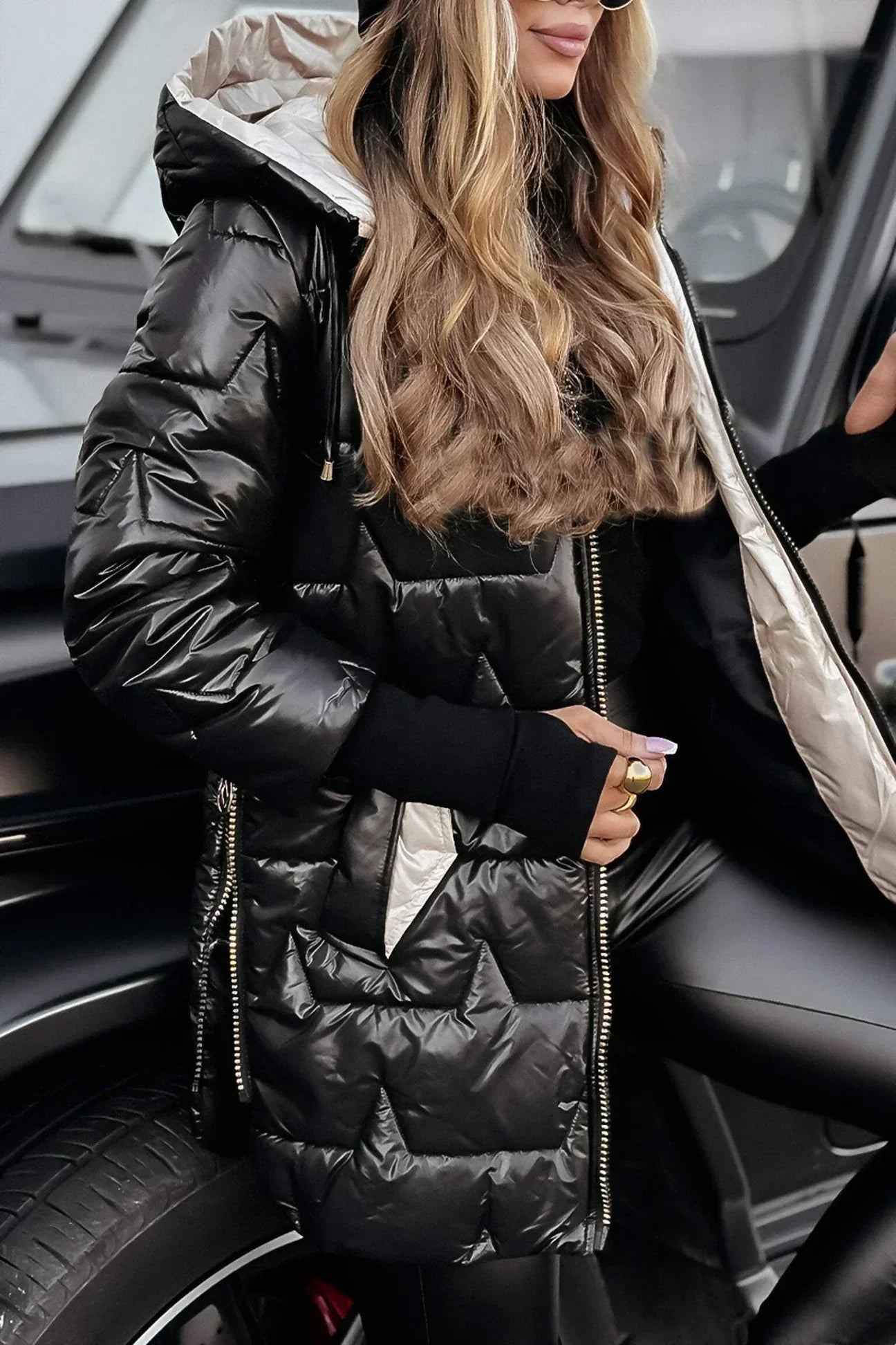 Damen Pufferjacke in Schwarz mit Kapuze und wattiertem Design