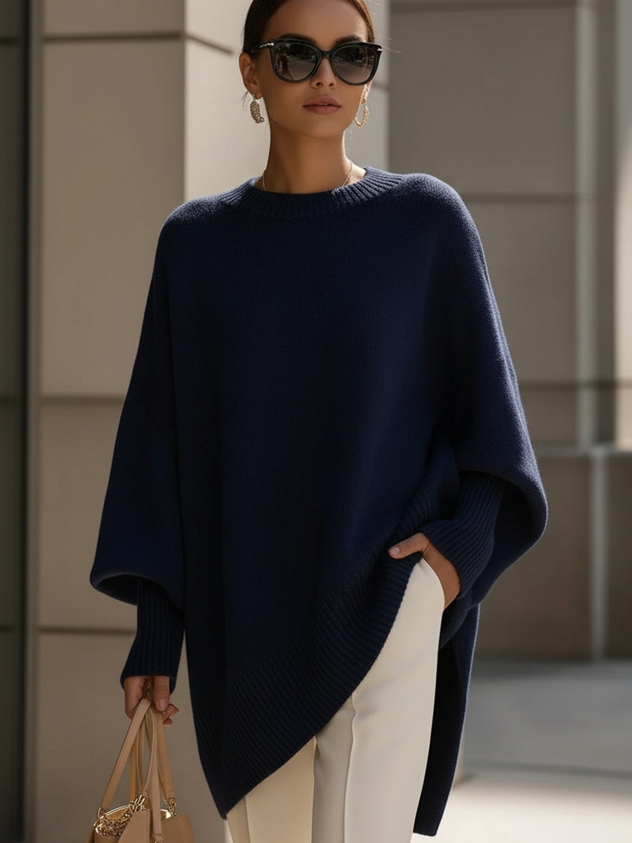 Damen Oversize-Pullover in blau mit asymmetrischem Saum, Frontansicht am Modell