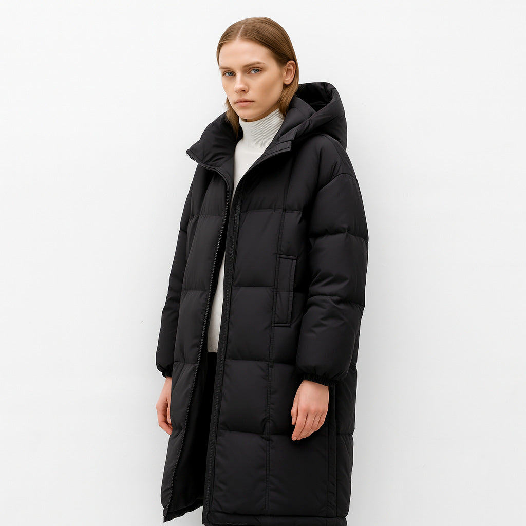 Damen Winter Steppmantel in Schwarz, lang, Modell in Frontansicht