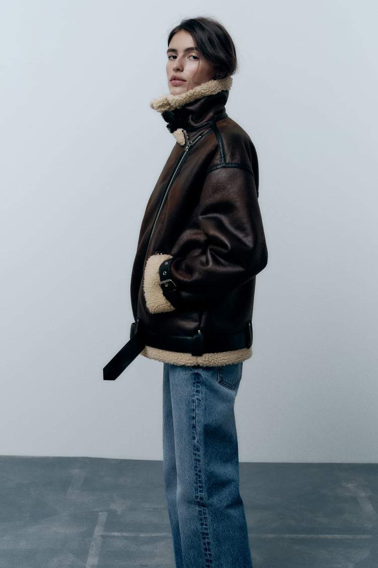 Damen Winterjacke in Braun mit Kunstfellkragen, Seitenansicht am Modell