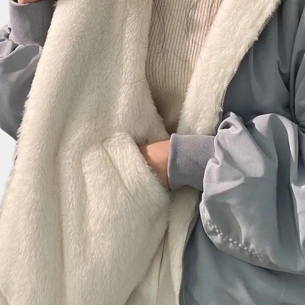 Detailansicht der Haus92 Damen Oversize Pufferjacke in Grau – Material & Fütterung