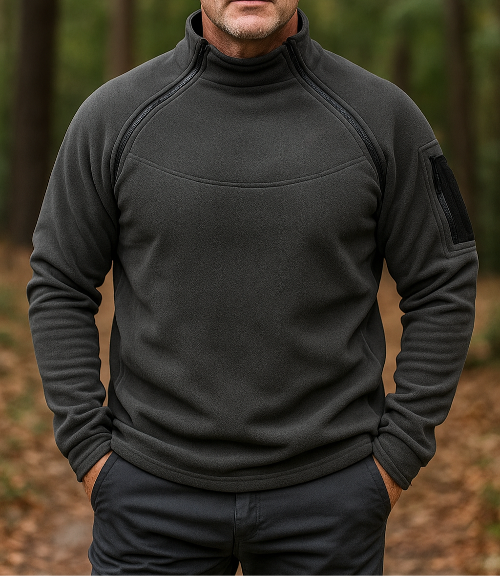 Herren Fleecepullover in Dunkelgrau mit halbem Reißverschluss, Frontansicht am Modell im Freien