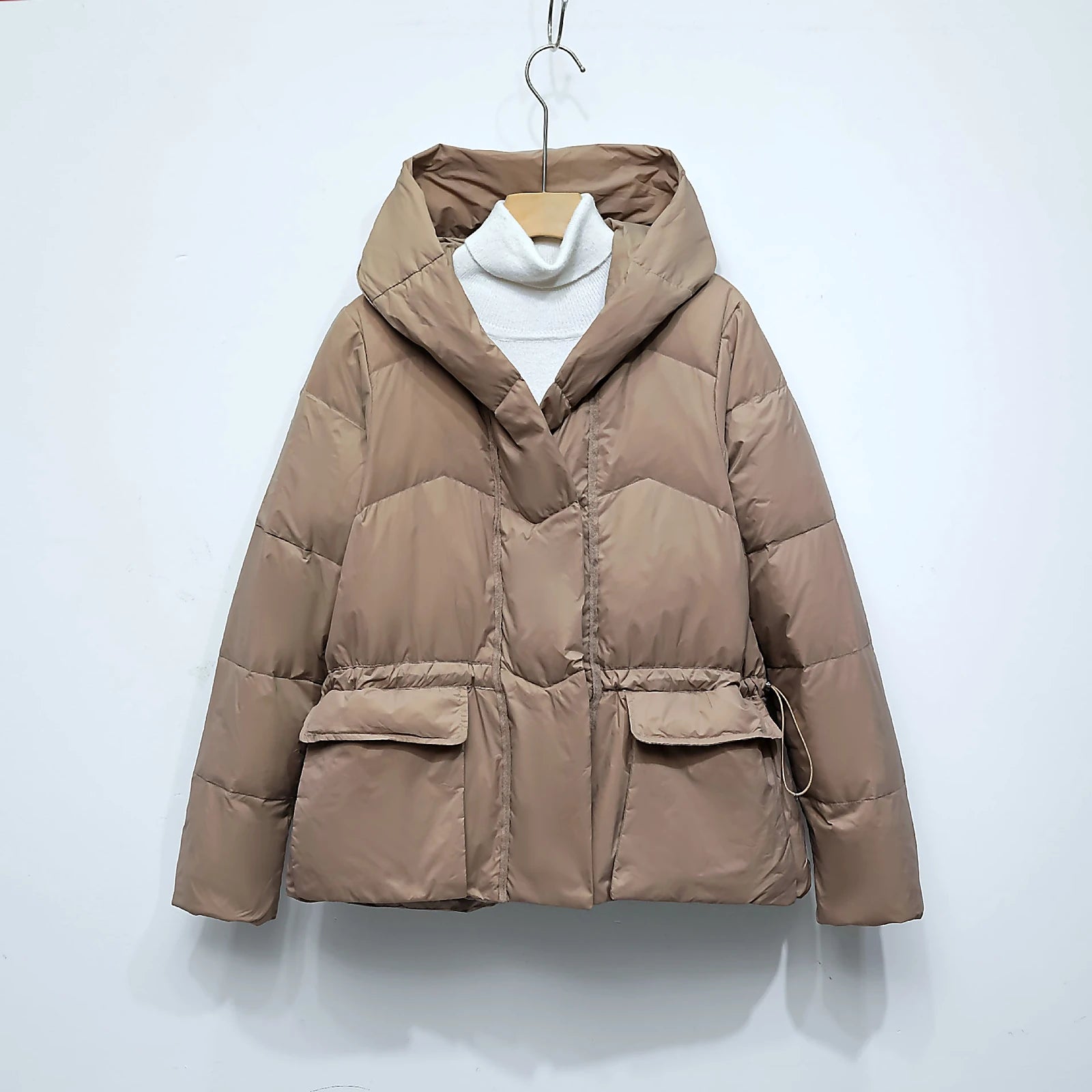 Damen Stepp-Winterjacke in Khaki, hüftlang, mit Kapuze und Reißverschlusstaschen