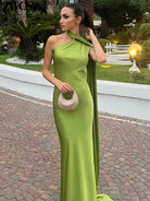 Aline Damen Maxikleid | Satin, Einschultrig mit Cape 4