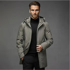 Mann trägt lange graue Herren Winterjacke im Business-Look mit Kapuze