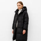 Damen Winter Steppmantel in Schwarz, lang, Modell in Frontansicht