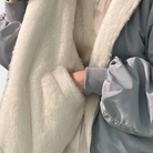 Detailansicht der Haus92 Damen Oversize Pufferjacke in Grau – Material & Fütterung