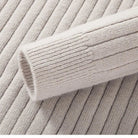 Detailansicht der Strickstruktur des hellgrauen Herrenpullovers