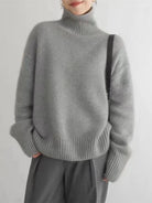 Rollkragenpullover für Damen in Grau, langärmelig, Frontansicht am Modell